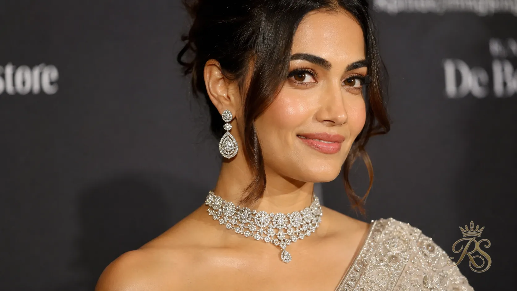 Celebrity-style bridal jewellery look with a diamond choker and matching drop earrings