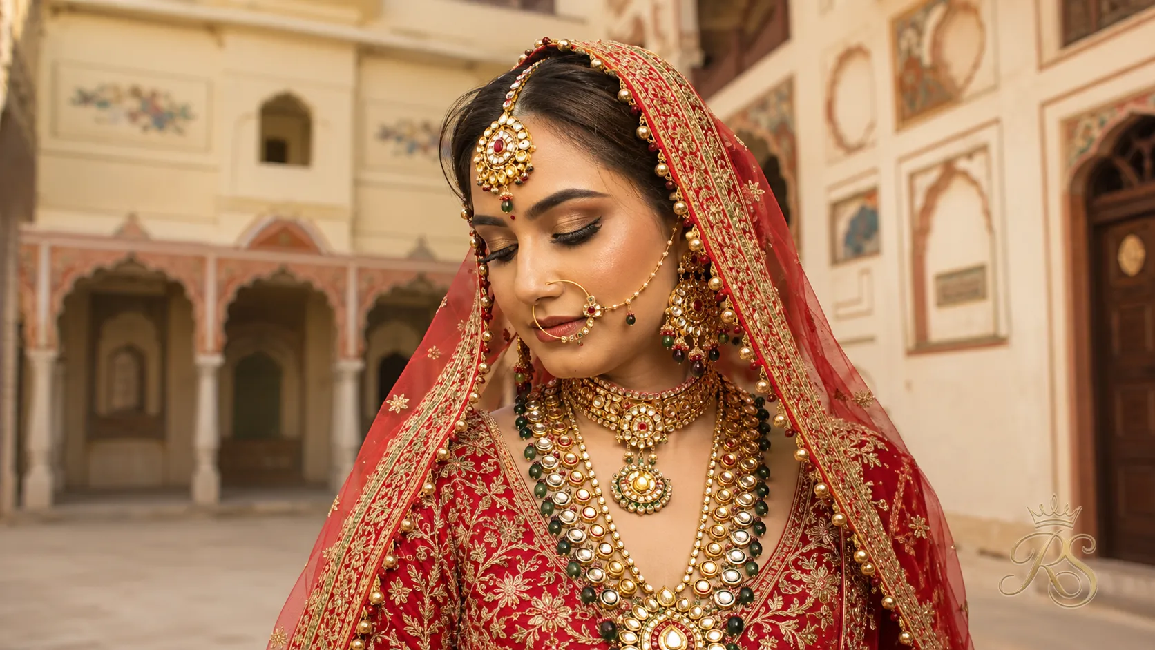 Rajasthani bride wearing an elaborate kundan and meenakari bridal jewellery set with maang tikka