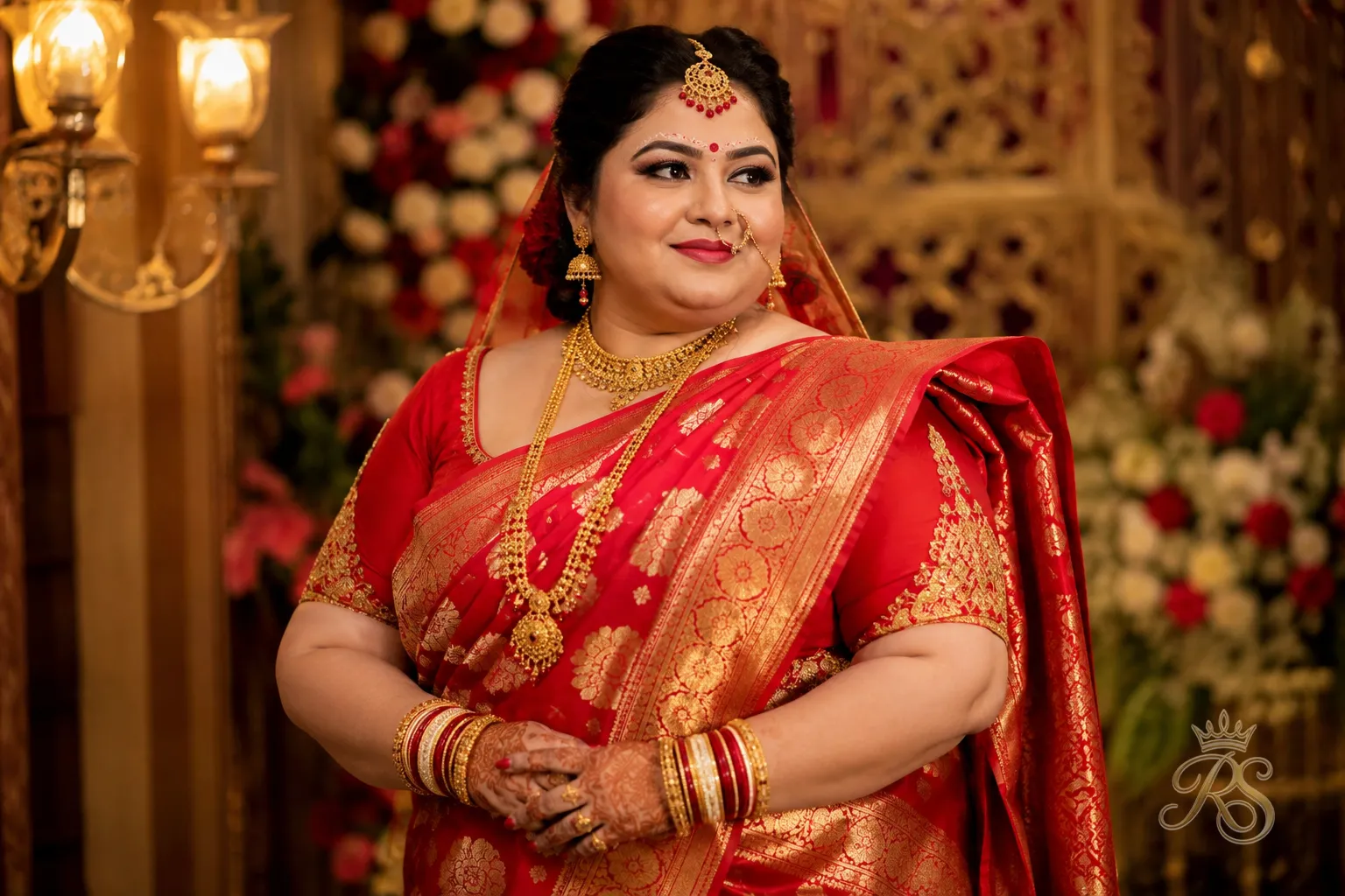 Plus size bride in a Bengali-style saree drape with the pallu wrapped around the shoulder twice